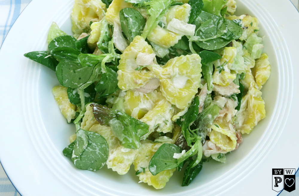 Nudelsalat mit geräucherter Forelle &amp; viel Grünem • byPRISKA